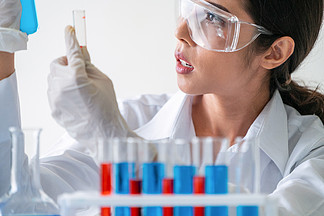 科学家与DNA 女科研者在媒体屏幕前的生物科技探索者之歌